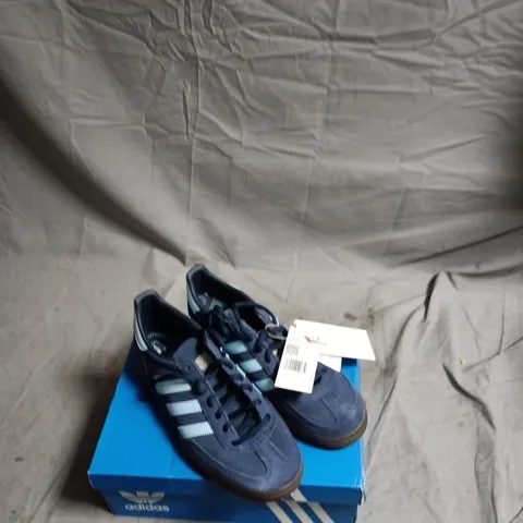 ADIDAS HANDBALL SPEZIAL SNEAKERS – NAVY/LIGHT BLUE, UK 6 (US 6.5)