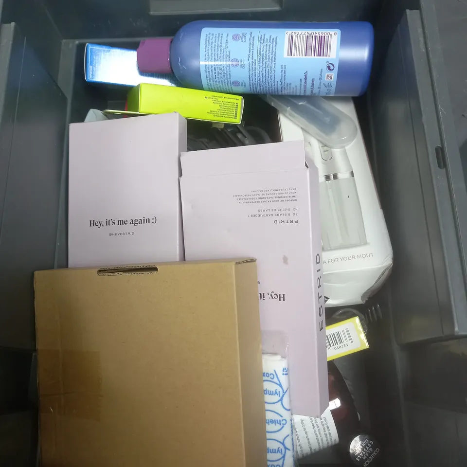 APPROXIMATELY 20 ASSORTED COSMETIC PRODUCTS TO INCLUDE L'OREAL KIDS SHAMPOO, COTTON PADS AND STUDIO 10 FOUNDATION