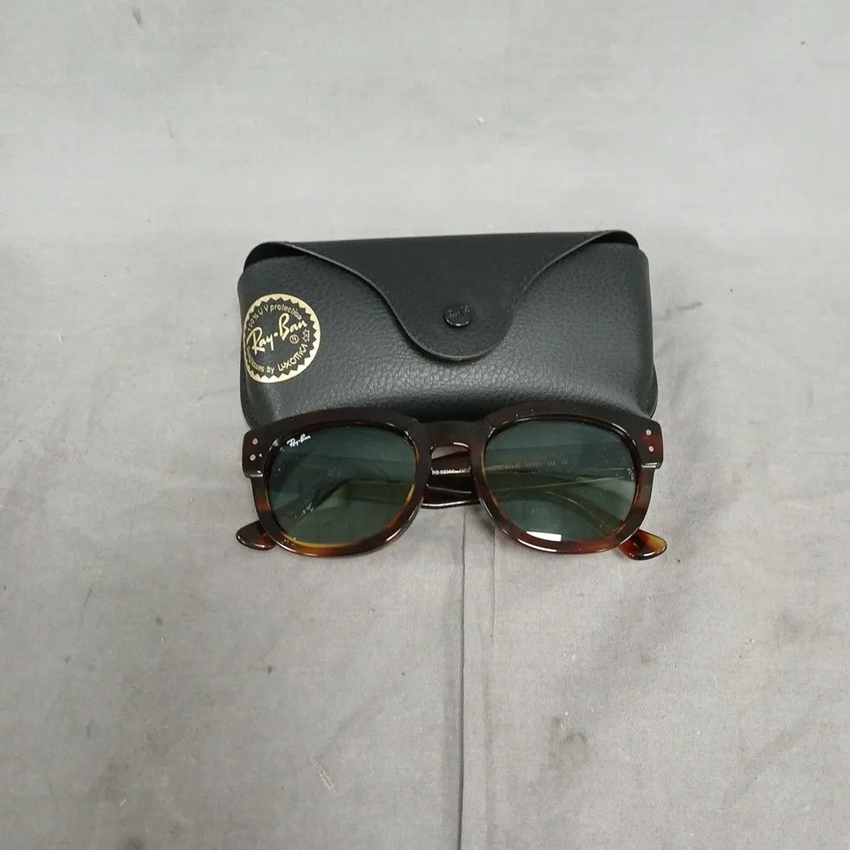 RAY-BAN ROUND SUNGLASSES – STRIPED HAVANA