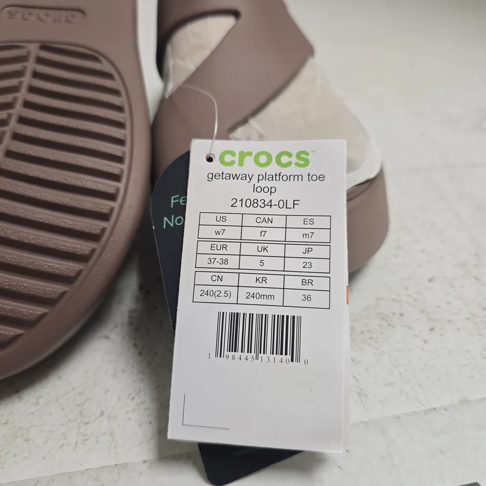 CROCS GETAWAY PLATFORM TOE LOOP SANDALS – WOMEN’S, UK 5, BROWN