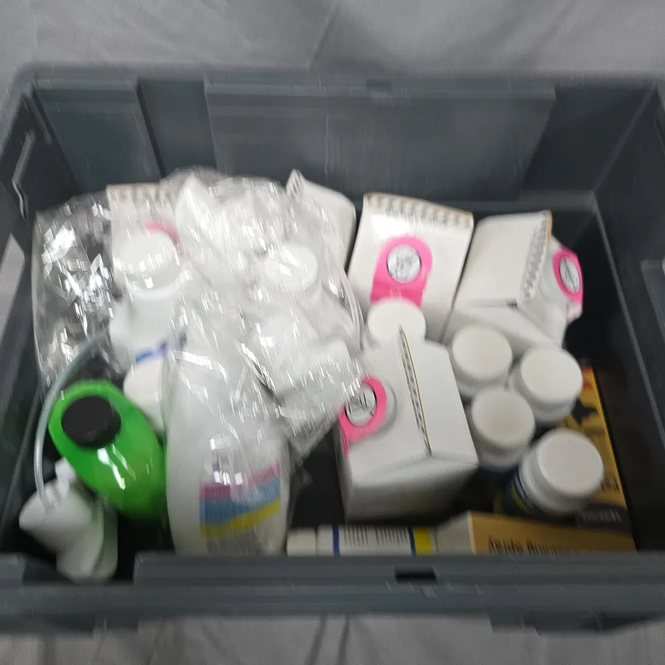 APPROXIMATELY 20 ASSORTED HOUSEHOLD ITEMS TO INCLUDE WALL MOULD REMOVER , WASHING UP LIQUID AND SINK CLEANER 