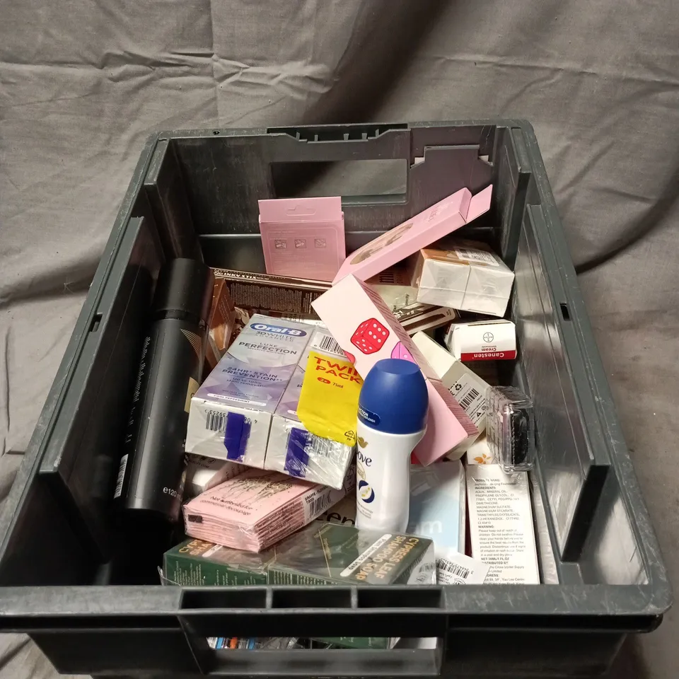 APPROXIMATELY 20 X ASSORTED COSMETIC ITEMS TO INCLUDE GHD SMOOTH SPRAY, ORAL B, BENEFIT MINI DUO, DOVE, RAZOR BLADES ETC