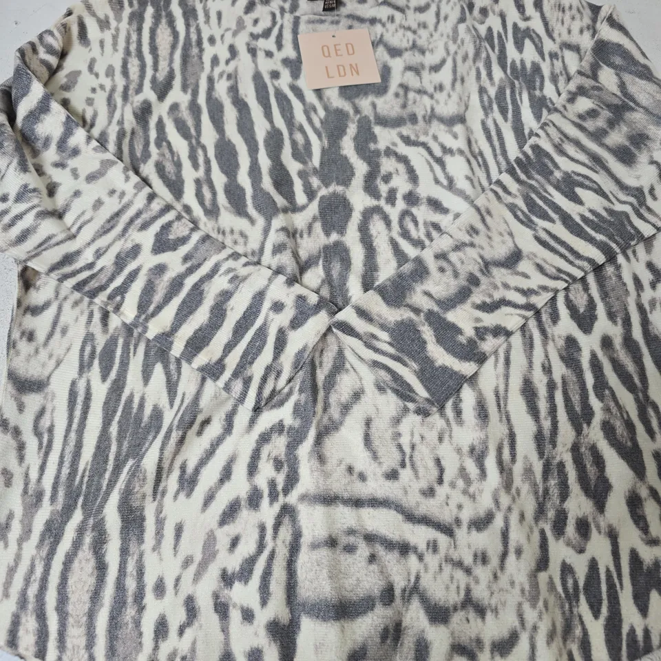 QED LONDON STRETCHY JUMPER, STONE - SIZE M/L 