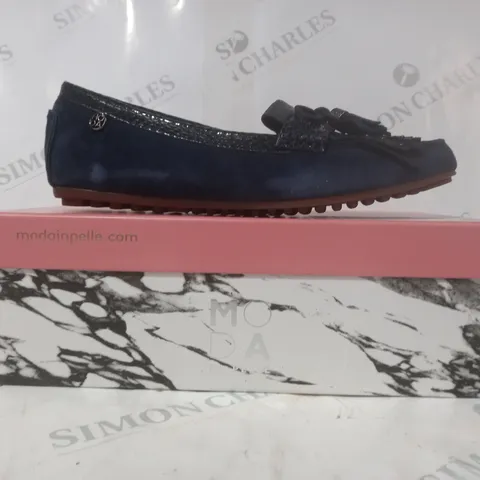 BOXED PAIR OF MODA IN PELLE ETHELIA NAVY SUEDE SHOES SIZE 6