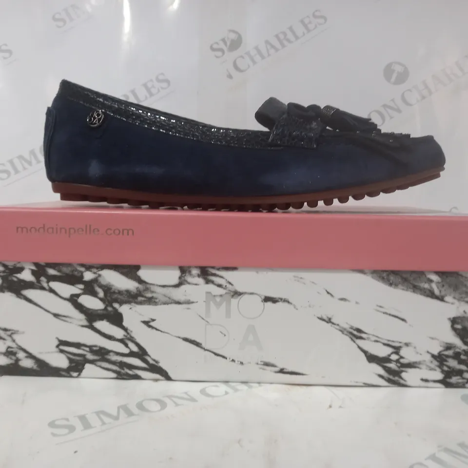BOXED PAIR OF MODA IN PELLE ETHELIA NAVY SUEDE SHOES SIZE 6