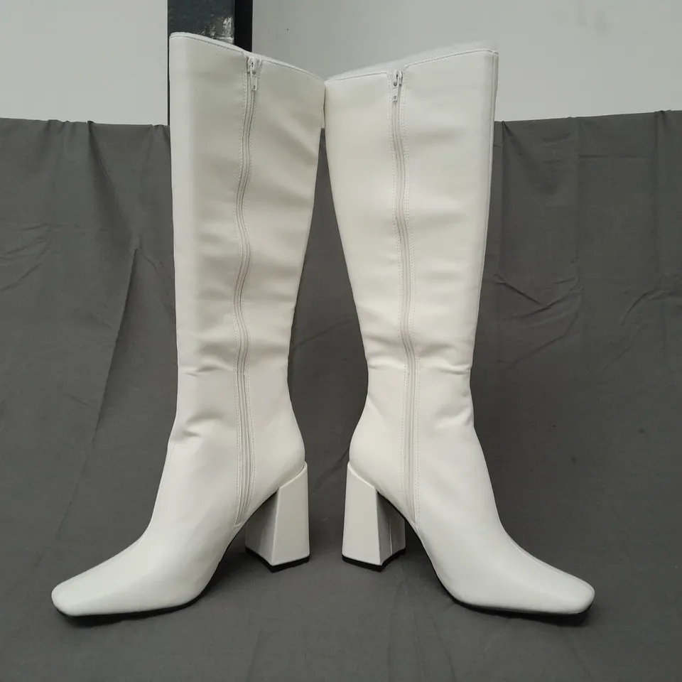 BOXED PAIR OF PUBLIC DESIRE APOLOGY BLOCK HEEL KNEE-HIGH BOOTS IN WHITE UK SIZE 6