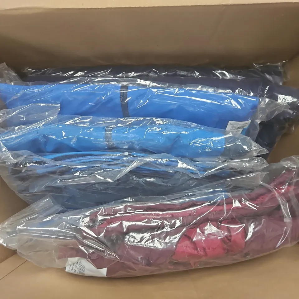 APPROXIMATELY 14 BRAND NEW REGATTA KIDS CLOTHING ITEMS IN VARIOUS SIZES, STYLES AND COLOURS TO INCLUDE JUNIOR FRELTON, KYRELL REVERSIBLE, ALVARADO V111 T-SHIRT, ETC 