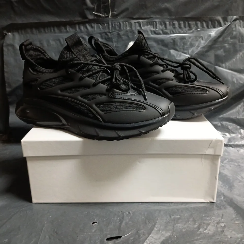 BOXED PAIR OF CONZURI TRAINERS IN BLACK SIZE 7
