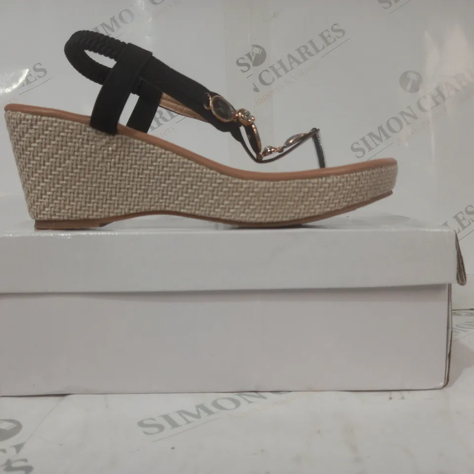 BOXED PAIR OF DESIGNER TOE POST WEDGE SANDALS IN BLACK EU SIZE 40