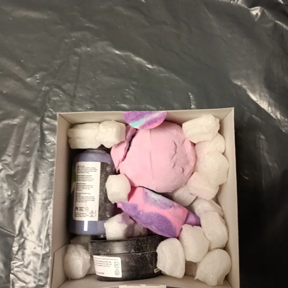 LUSH NATURALLY GIFTED BATH BOMB GIFT SET – TURQUOISE BOX