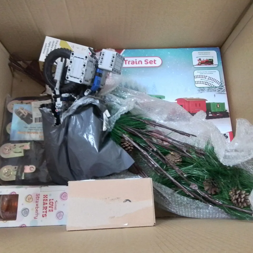 LOT OF ASSORTED HOUSEHOLD ITEMS TO INCLUDE COCOMELON STROLLER, SUN UMBRELLA, SOLAR LIGHTS AND LUGGAGE STRAPS