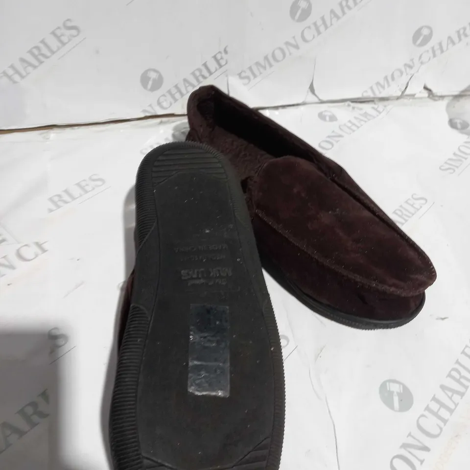 PAIR OF MUK LUKS MOCCASIN SLIPPERS IN BROWN SIZE MEDIUM