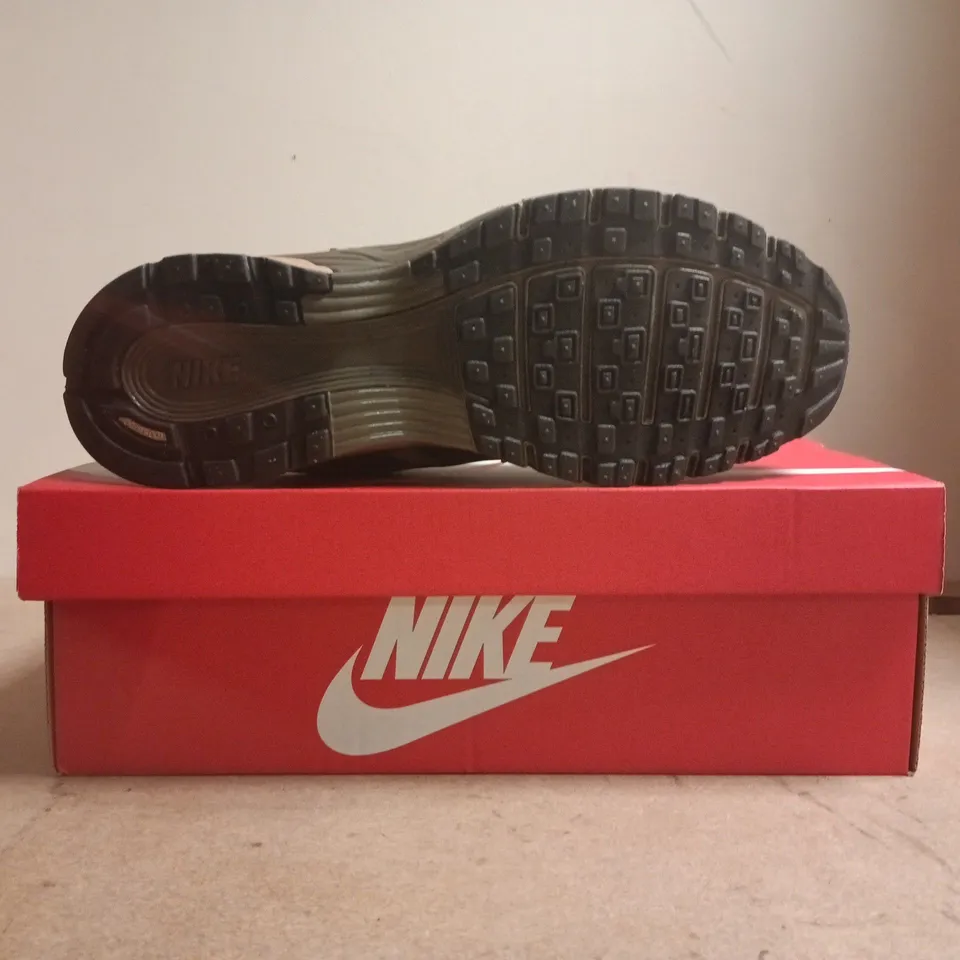 BOXED PAIR OF NIKE P-6000 TRAINERS IN CACAO WOW/BROWN SIZE UK 10