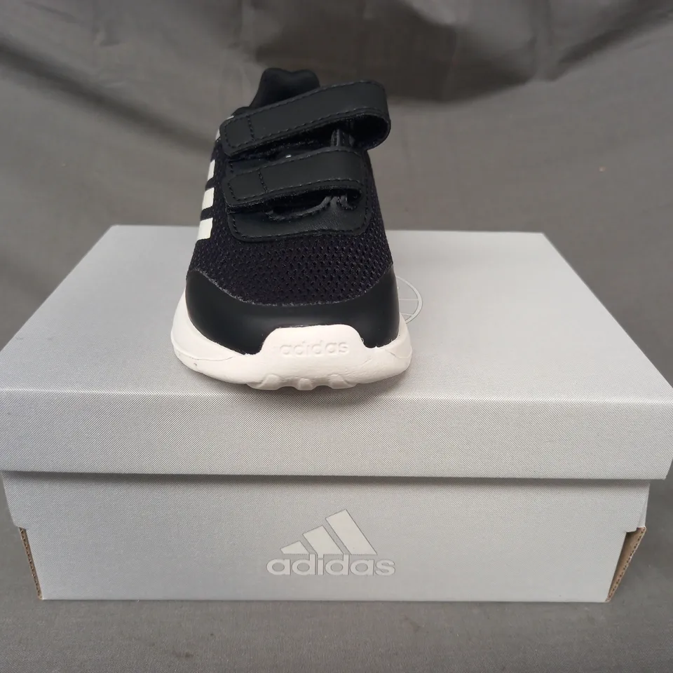 BOXED PAIR OF ADIDAS TENSAUR RUN 2.0 KIDS SHOES IN BLACK/WHITE UK SIZE 6