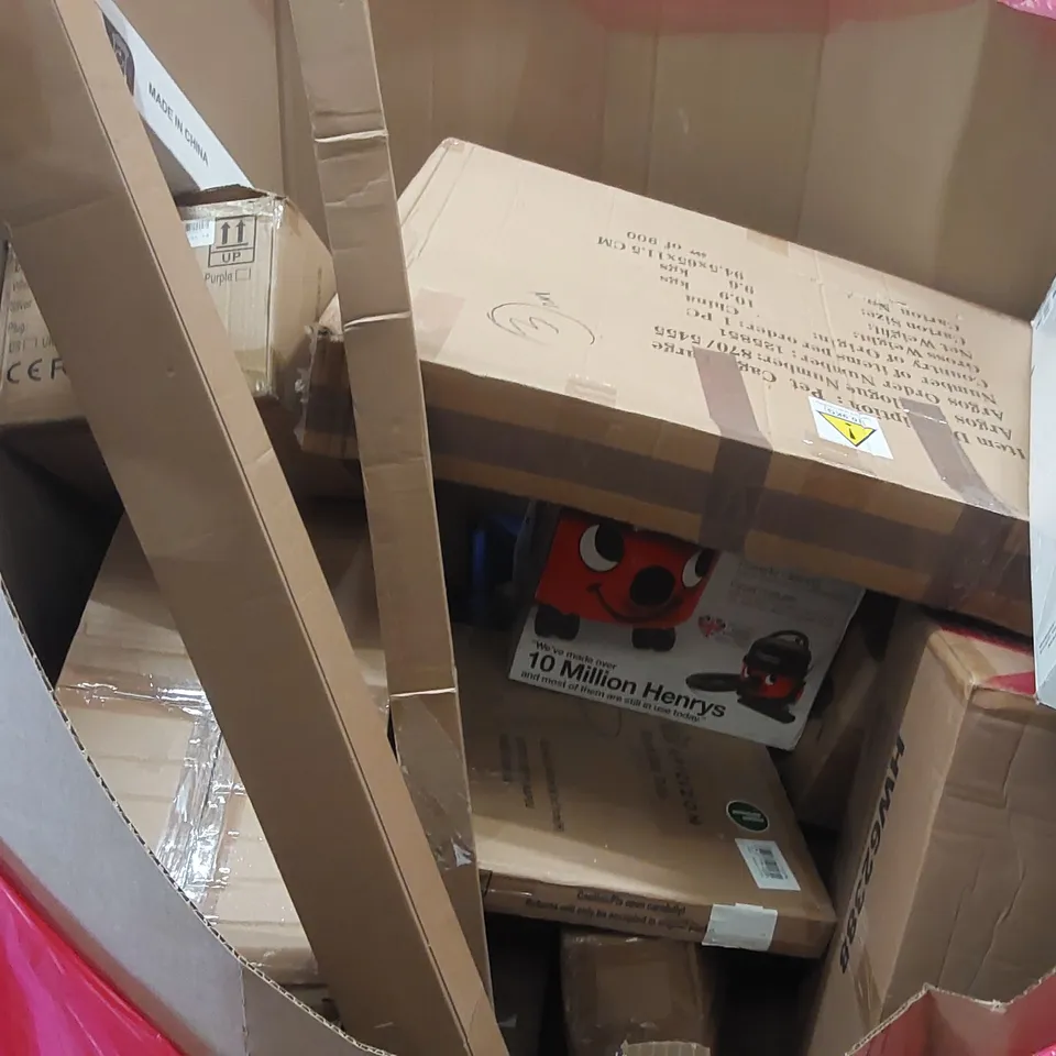 PALLET OF ASSORTED ITEMS INCLUDING: HENRY HOOVER, AKITAS HOOVER, HEATED THROW, ARTIFICIAL PLANT, RETRACTABLE SAFETY GATE, TOILET SEAT ECT