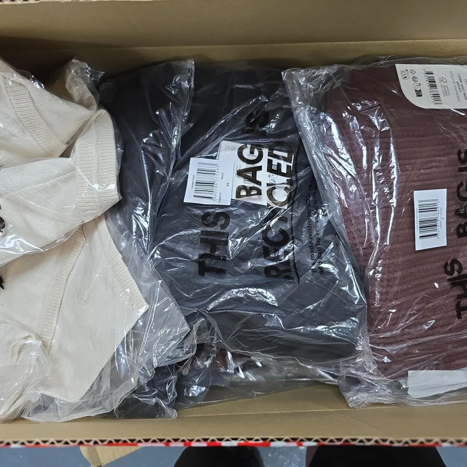 APPROXIMATELY 14 ASSORTED CLOTHING ITEMS IN VARIOUS SIZES, COLOURS & STYLES TO INCLUDE LENNI KNIIT MINI SHORT, CASUAL PANTS, ISLA KNIT HALTER TOP, ETC
