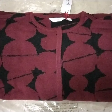 5 BOXES OF APPROXIMATELY 7 BEU DE JIFI TWO TONE MAROON/BLACK JUMPERS - SIZE XL