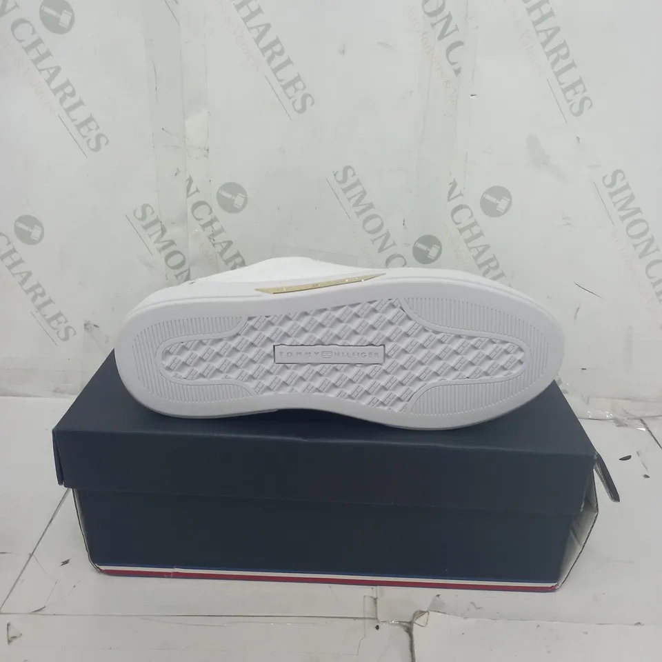 BOXED  TOMMY HILFIGER CHIC COURT SIZE 36