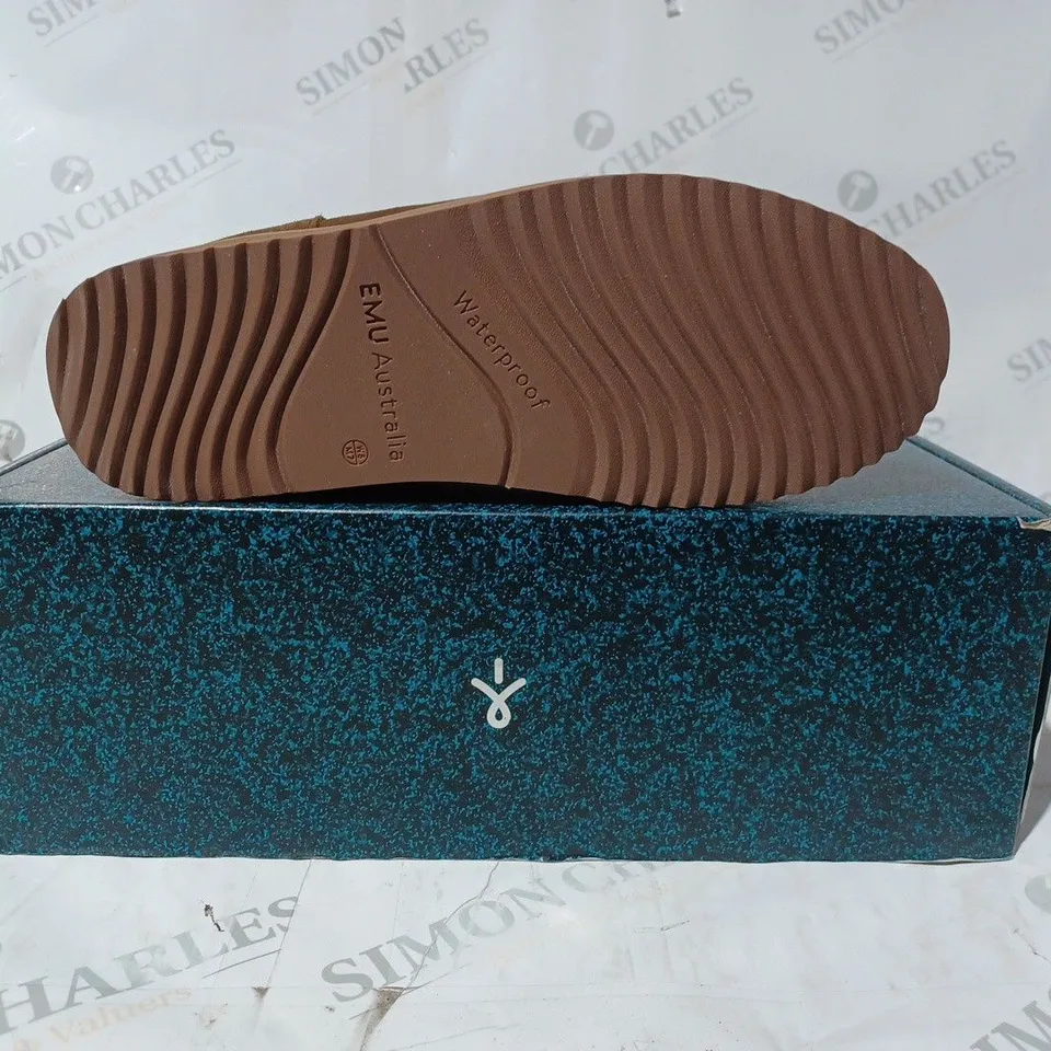 BOXED PAIR OF EMU AUSTRALIA "GRAVELLY" LEATHER BOOTS - UK SIZE 7, OAK