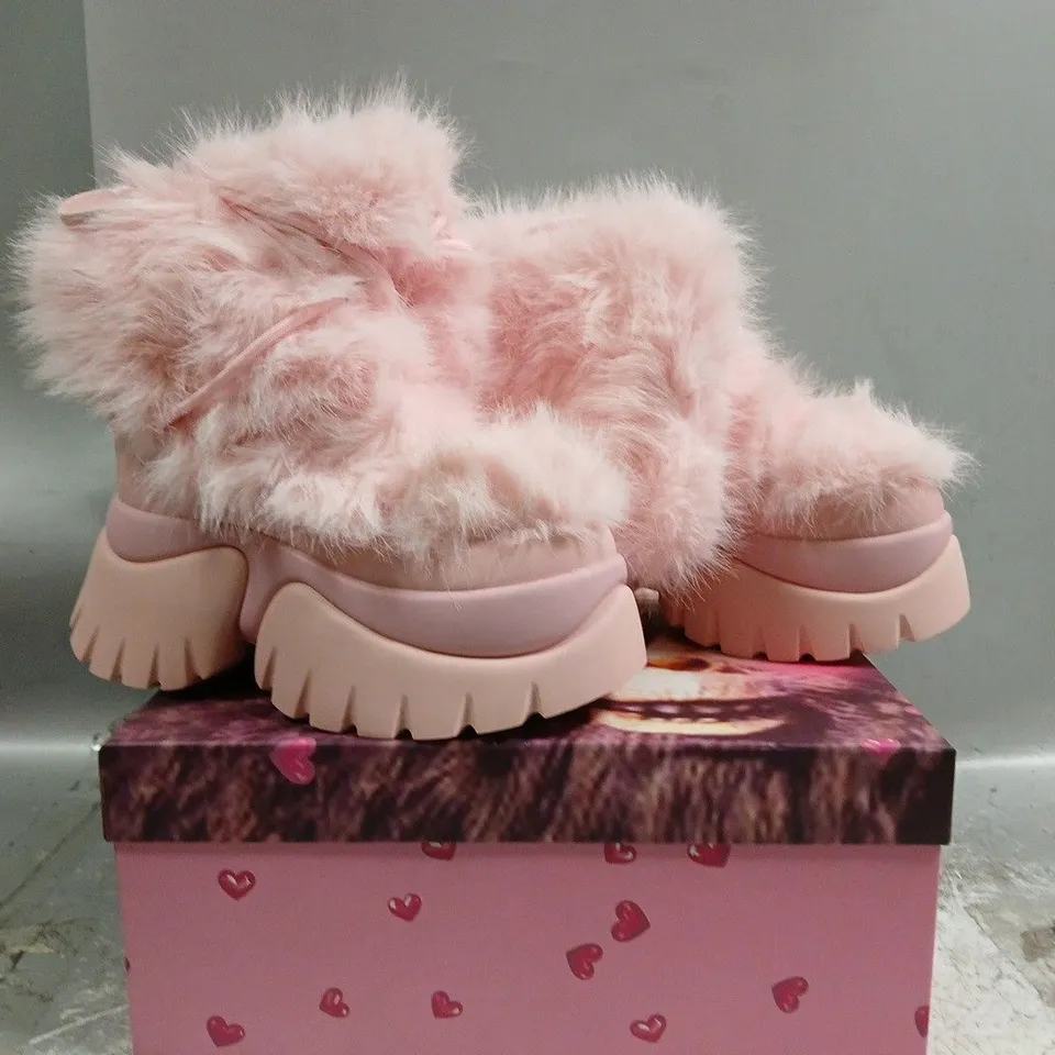 BOXED PAIR OF KOI KAWAII SASQUATCH FLUFFY SNOW BOOTS IN PINK SIZE UK 4