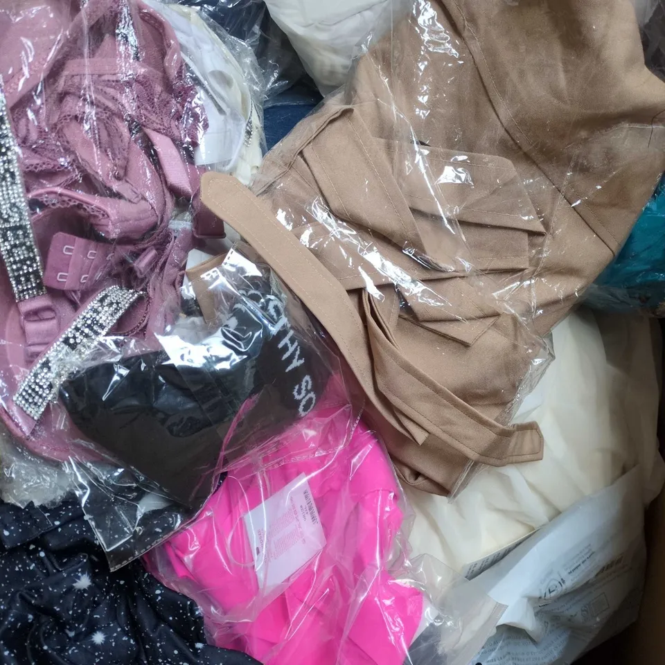 BOX OF APPROXIMATELY 20 ASSORTED CLOTHING ITEMS TO INCLUDE DRESS, TOPS, TROUSERS, ETC