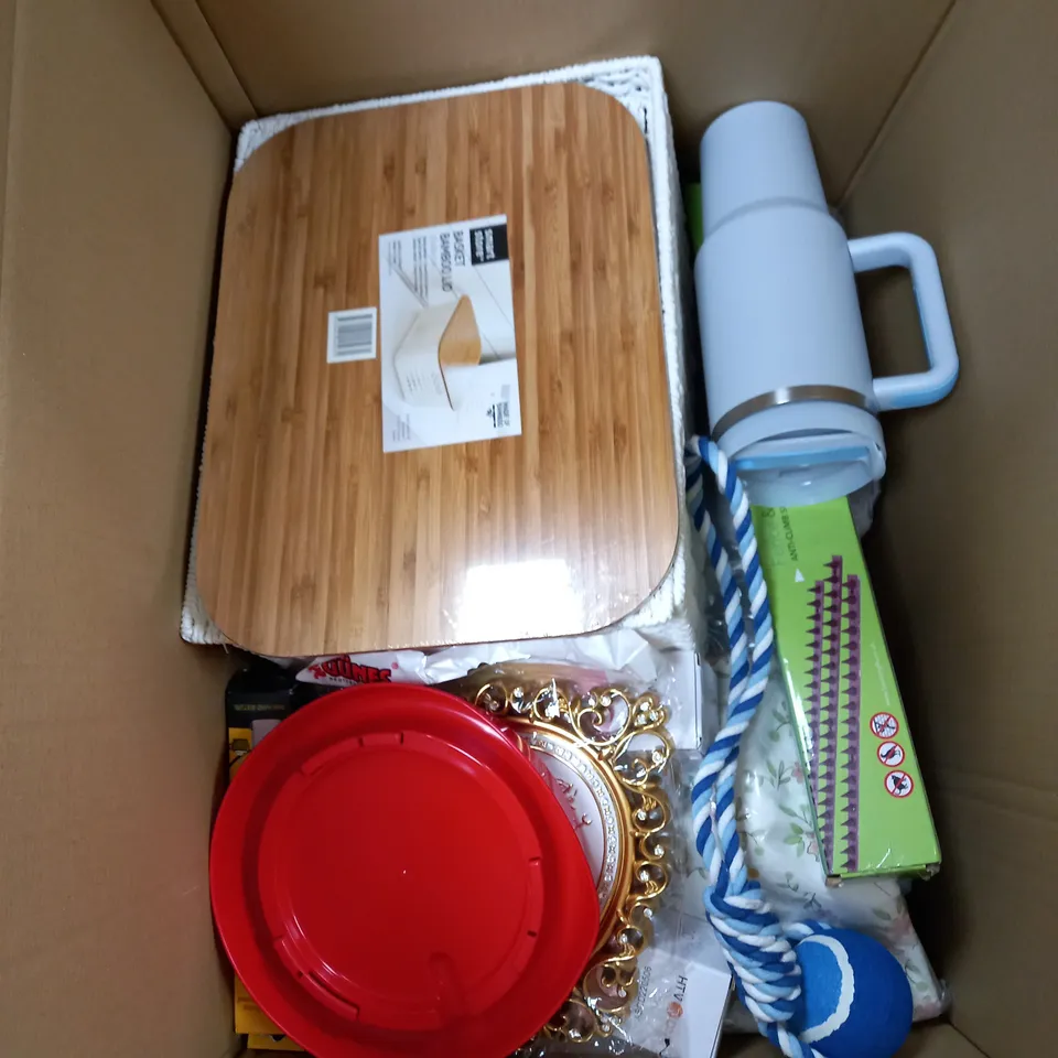 BOX OF APPROX 15 ASSORTED ITEMS TO INCLUDE - HEAT TRANSFER VINYL, BIG CUP, WALL SPIKES ETC