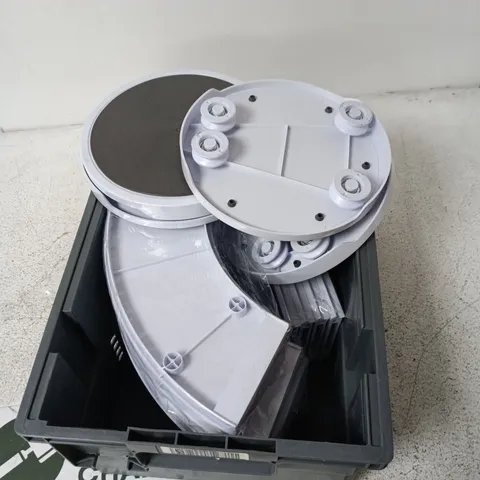 BOX CONTAINING A MIX OF APPROXIMATELY 15 ITEMS INCLUDING PLASTIC AND METAL PARTS
