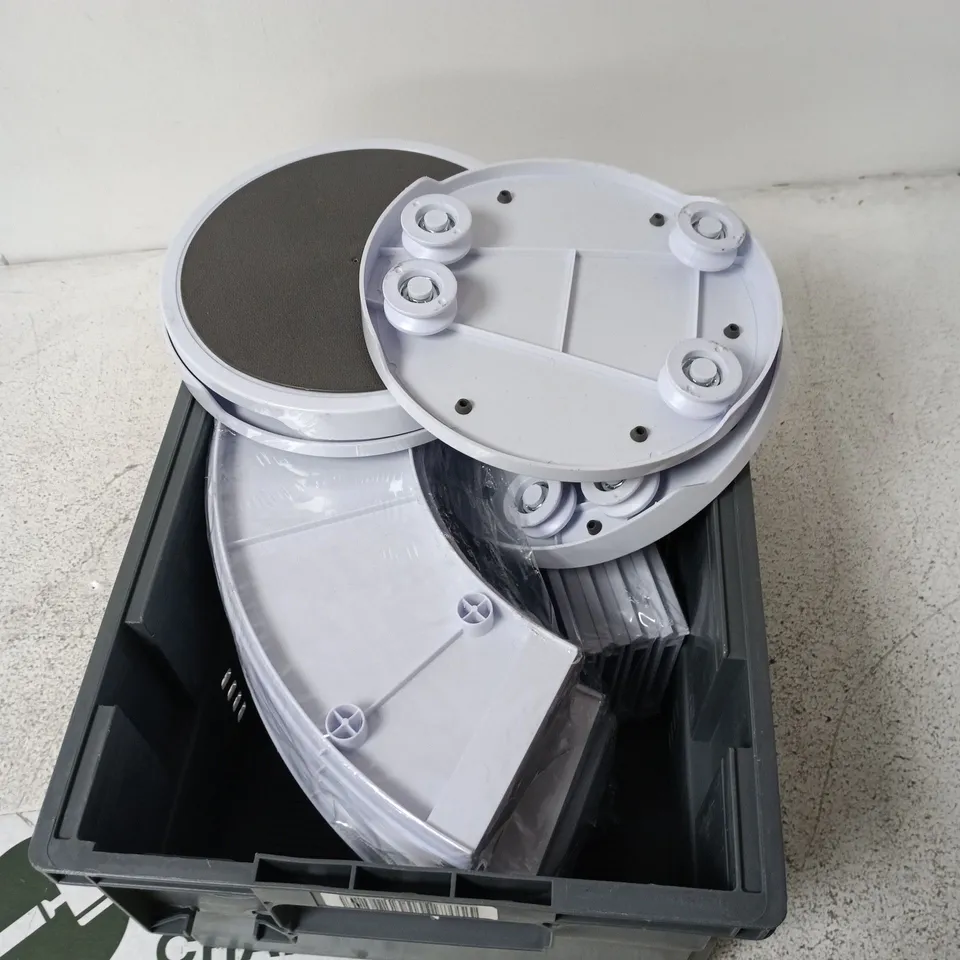 BOX CONTAINING A MIX OF APPROXIMATELY 15 ITEMS INCLUDING PLASTIC AND METAL PARTS