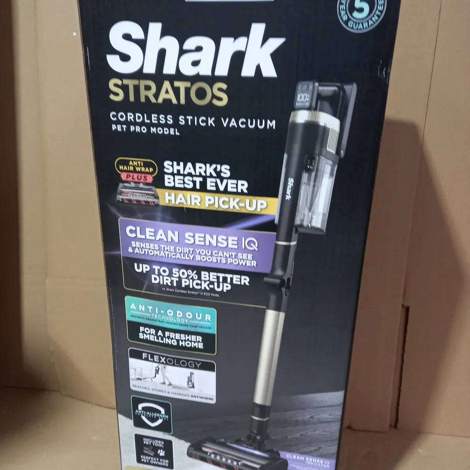 SHARK STRATOS CORDLESS VACUUM W/ANTI HAIR WRAP & CLEAN SENSE IQ IZ400UKT