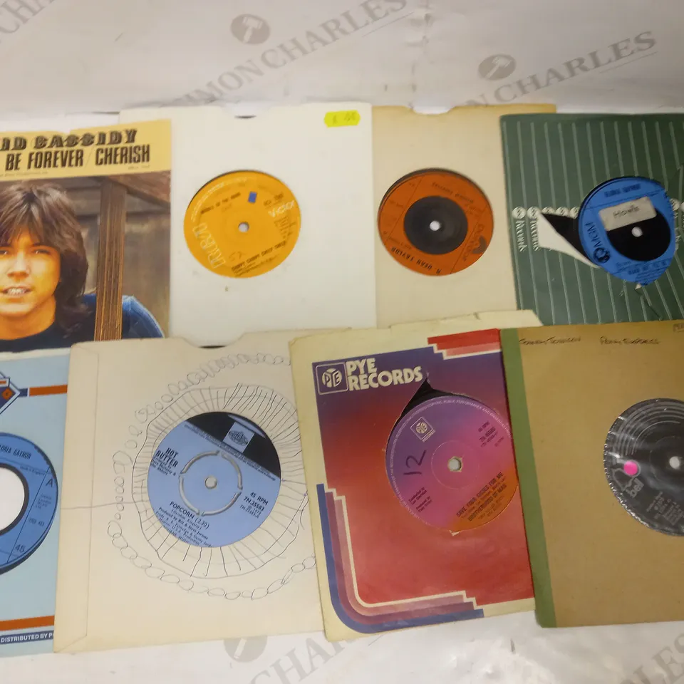 LOT OF APPROXIMATELY 20 VINYL SINGLES, TO INCLUDE SIMPLY RED, THE JACKSONS, BLONDIE, ETC