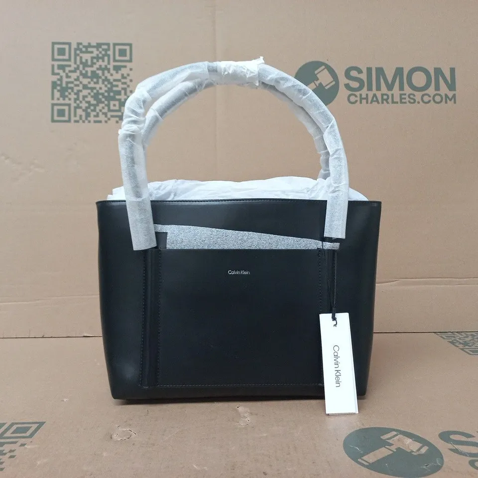 CALVIN KLEIN LINN MEDIUM SHOPPER BAG IN BLACK