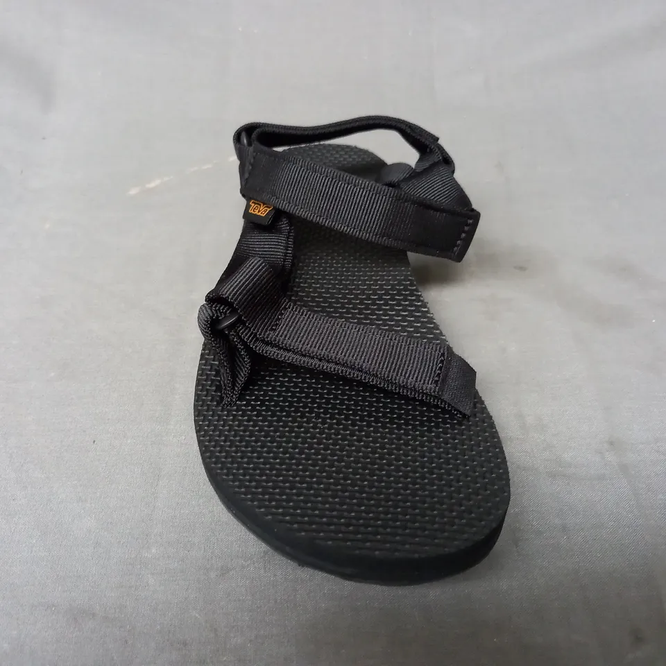 BOXED PAIR OF TEVA OPEN TOE SANDALS IN BLACK UK SIZE 7