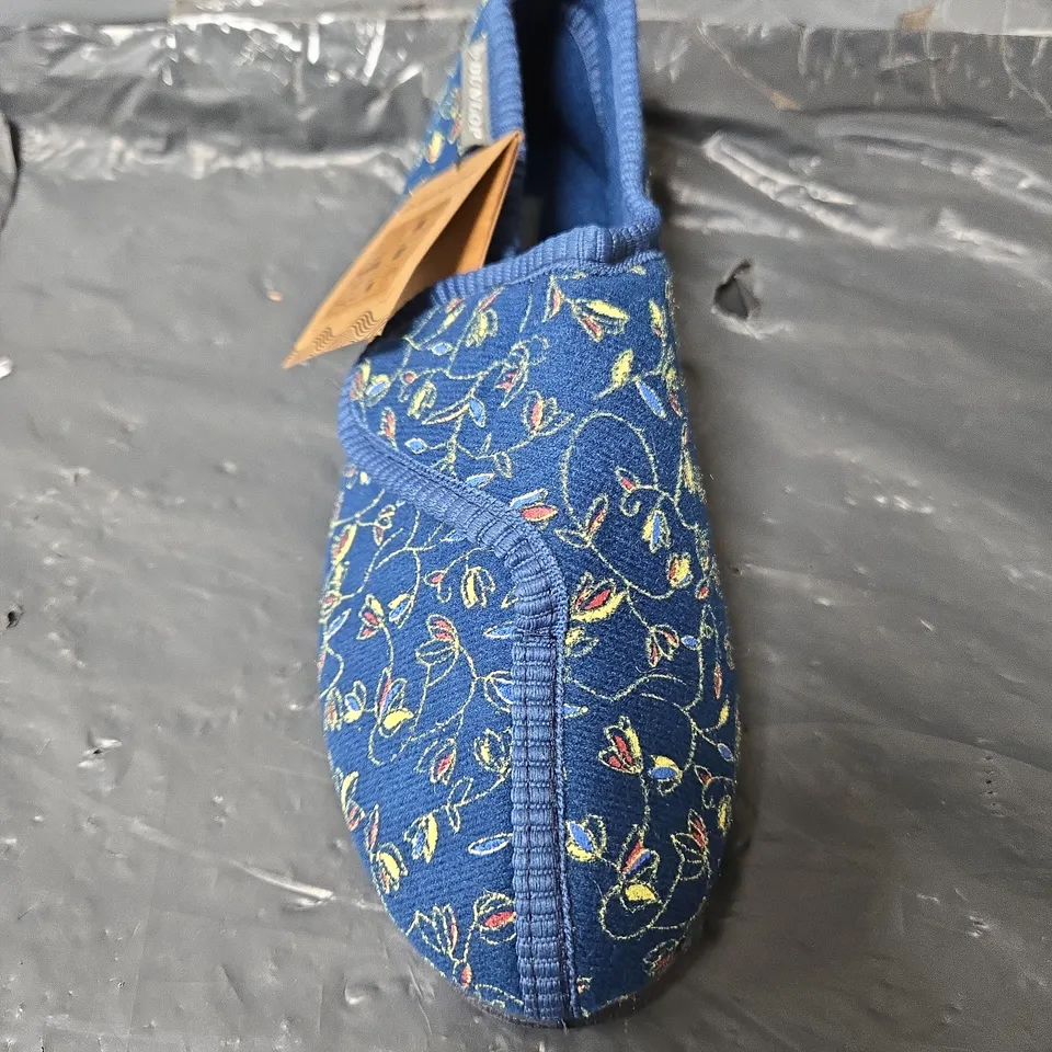 UNBOXED PAIR OF DUNLOP WOMENS BLUEBELL SLIPPERS IN NAVY - SIZE 5