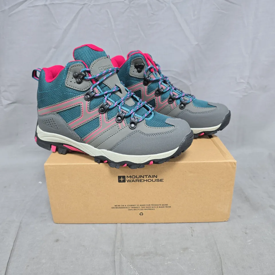 BOXED PAIR OF MOUNTAIN WAREHOUSE OSCXAR 2 KIDS WALKING BOOTS IN TEAL/MULTI SIZE UK 5