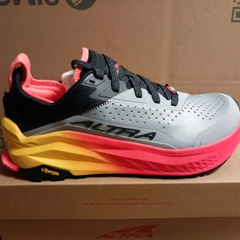 BOXED PAIR OF ALTRA OLYMPUS 6 SHOES - UK SIZE 9