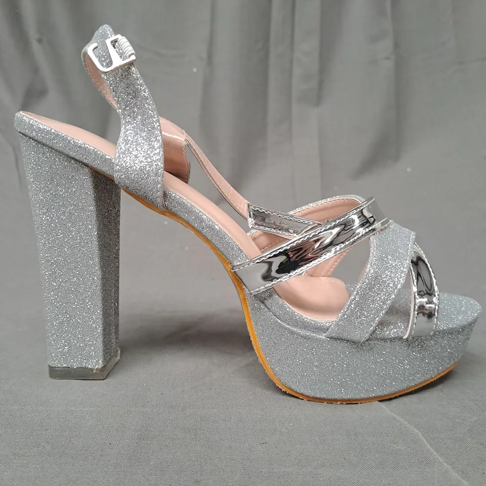 BOXED PAIR OF DESIGNER OPEN TOE HIGH BLOCK HEEL SANDALS IN METALLIC SILVER W. GLITTER EFFECT EU SIZE 39