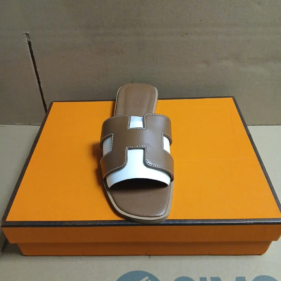 BOXED PAIR OF HERMÈS SANDALES CHYPRE CHEVRE VELOURS – 4