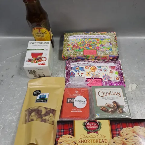 APPROXIMATELY 8 ASSORTED FOOD/DRINK PRODUCTS TO INCLUDE HIGHLAND SHORTBREAD, ARTHOUSE CHOCOLATE, NUT ASSORTMENT ETC 