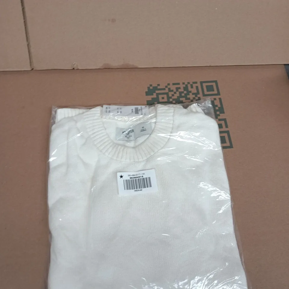 Hollister Boxy Fit Knit Jumper – White, Size M – Made in Cambodia