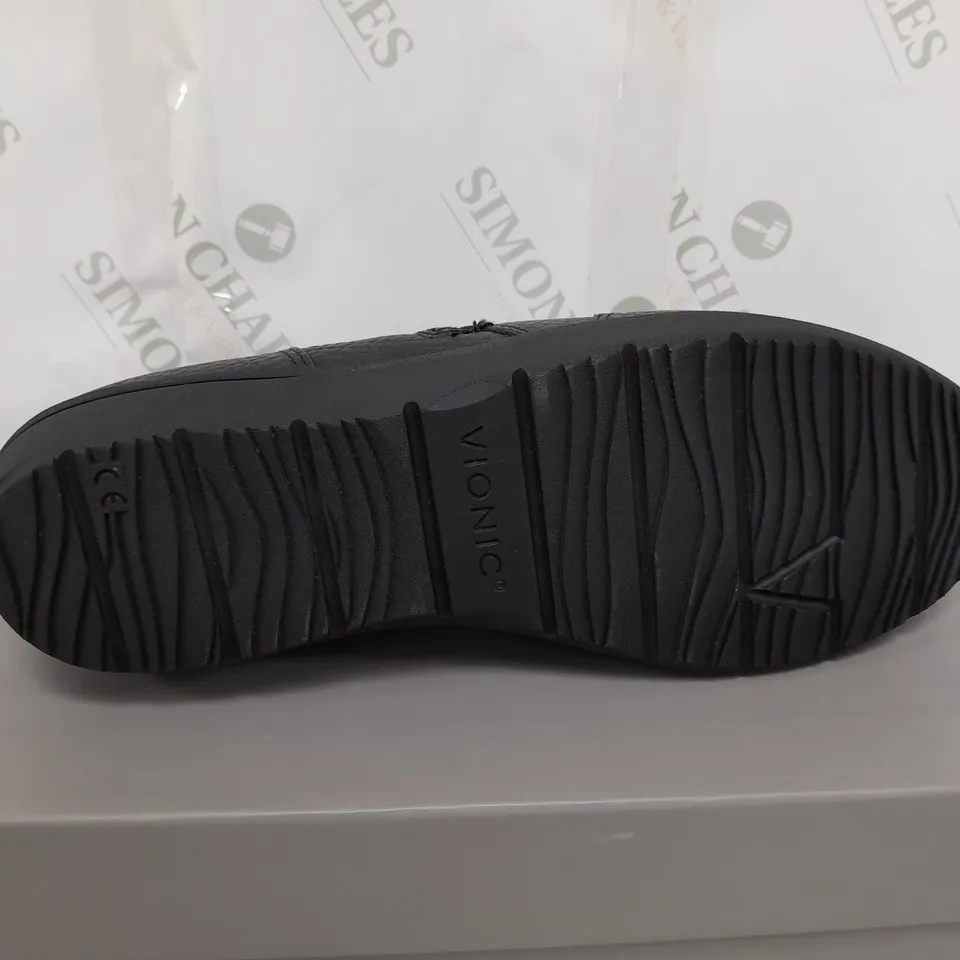 UNBOXED PAIR OF VIONIC LOIS BOOTS IN BLACK UK SIZE 6