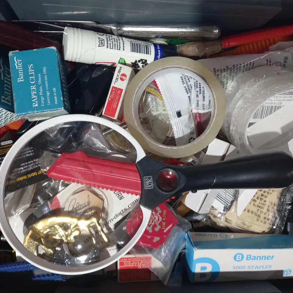 LOT OF APPROXIMATELY 10 ASSORTED HOUSEHOLD ITEMS TO INCLUDE CASIO CALCULATOR, FIRE DOOR SASH LOCK, COTMAN WATERCOLOUR, ETC