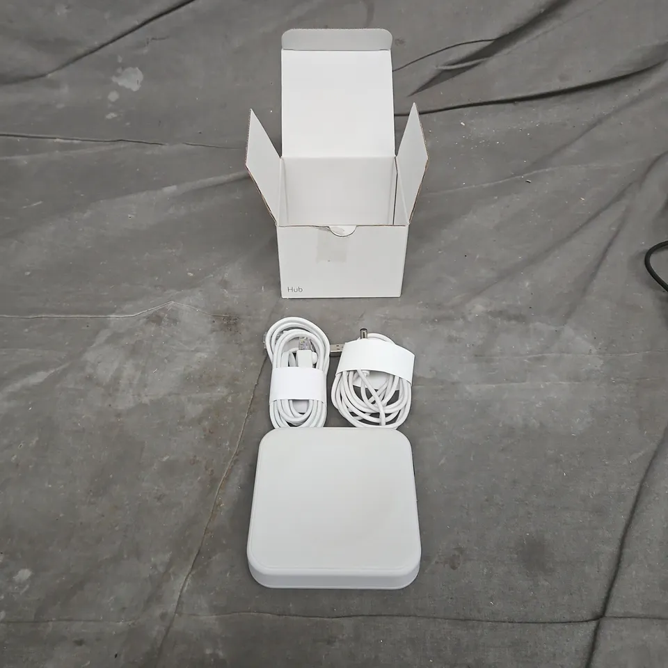 WHITE USB-C HUB WITH MAINS ADAPTER AND CABLES