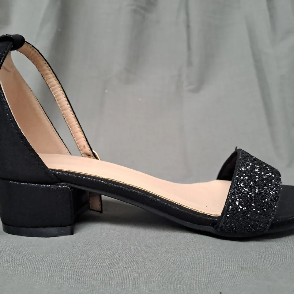 BOXED PAIR OF DESIGNER LOW HEEL OPEN-TOE SANDALS IN BLACK W. GLITTER EFFECT EU SIZE 33