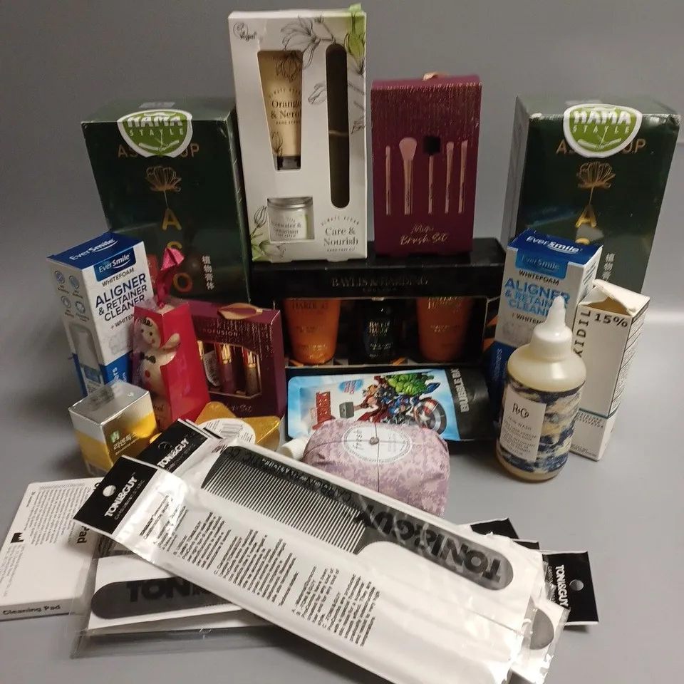 APPROXIMATELY 20 ASSORTED COSMETICS ITEMS TO INCLUDE ASO HERBAL BUBBLE (500ml), BAYLIS & HARDING SIGNATURE COLLECTION, MINOXIDIL 15% (62.5ml), ETC