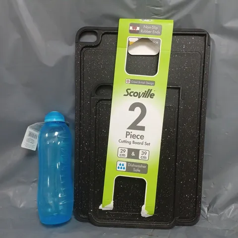BOX OF APPROXIMATELY 10 ASSORTED HOUSEHOLD ITEMS TO INCLUDE SCOVILLE 2-PIECE CUTTING BOARD SET, BLUE PLASTIC DRINKS BOTTLE, ETC - COLLECTION ONLY
