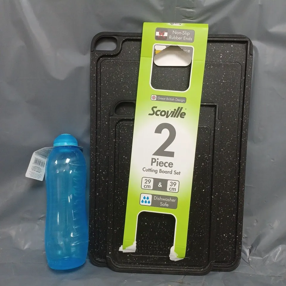 BOX OF APPROXIMATELY 10 ASSORTED HOUSEHOLD ITEMS TO INCLUDE SCOVILLE 2-PIECE CUTTING BOARD SET, BLUE PLASTIC DRINKS BOTTLE, ETC - COLLECTION ONLY