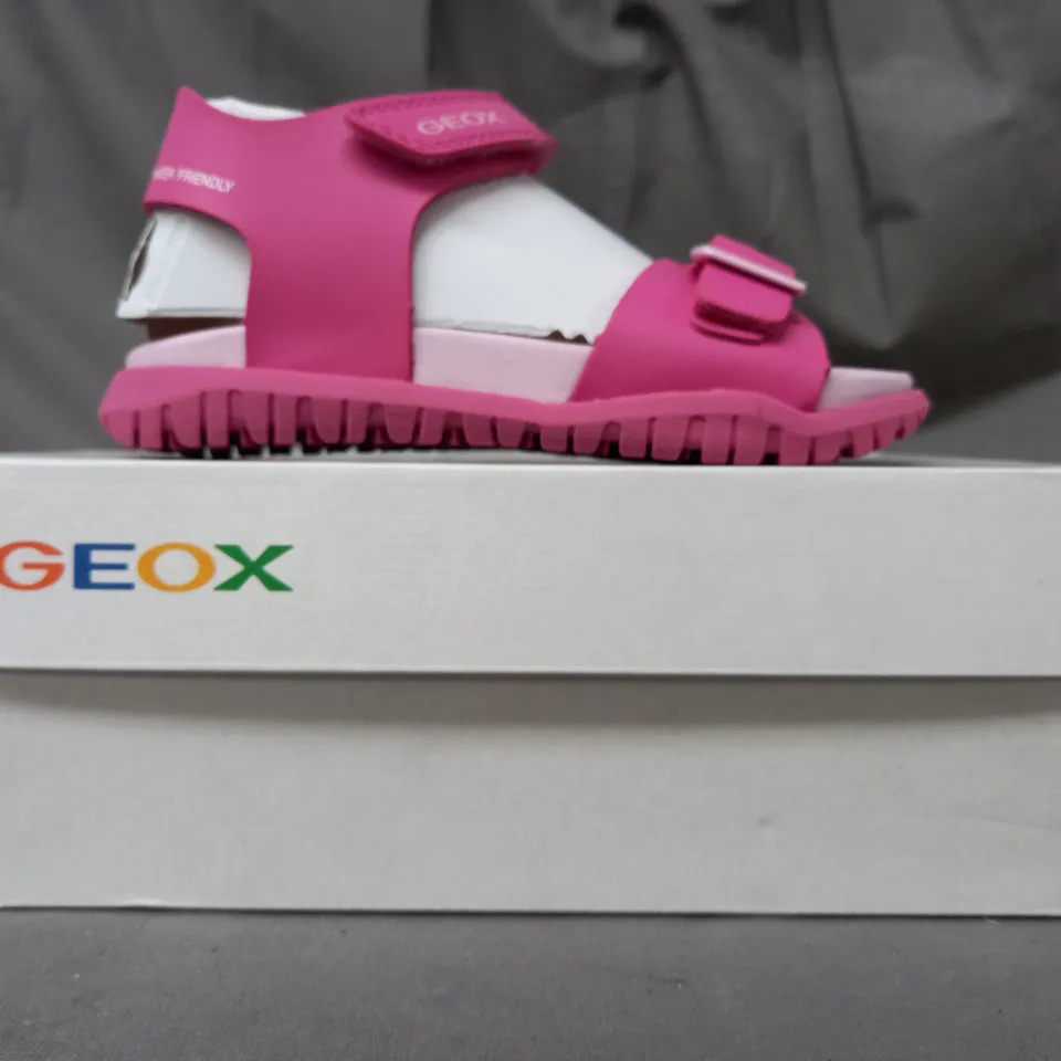 BOXED PAIR OF GEOX KIDS OPEN TOE SANDALS IN PINK UK SIZE 9