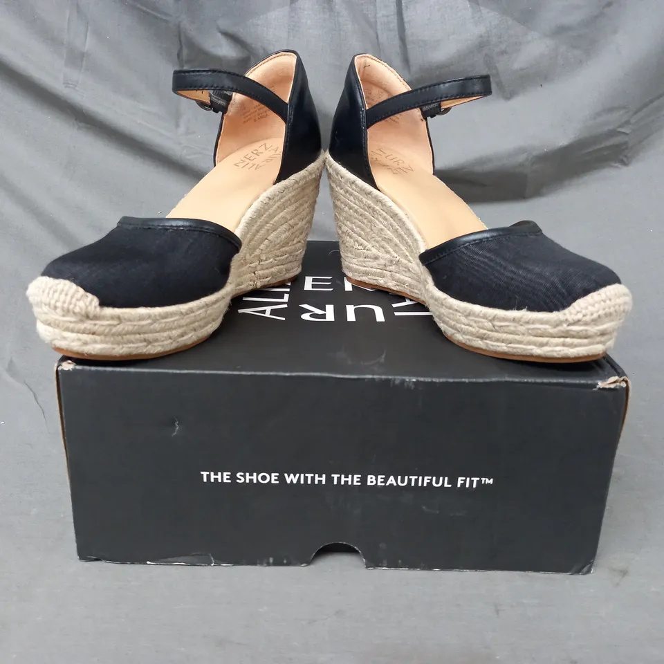 BOXED PAIR OF NATURALIZER WEDGE SANDALS IN BLACK SIZE 3