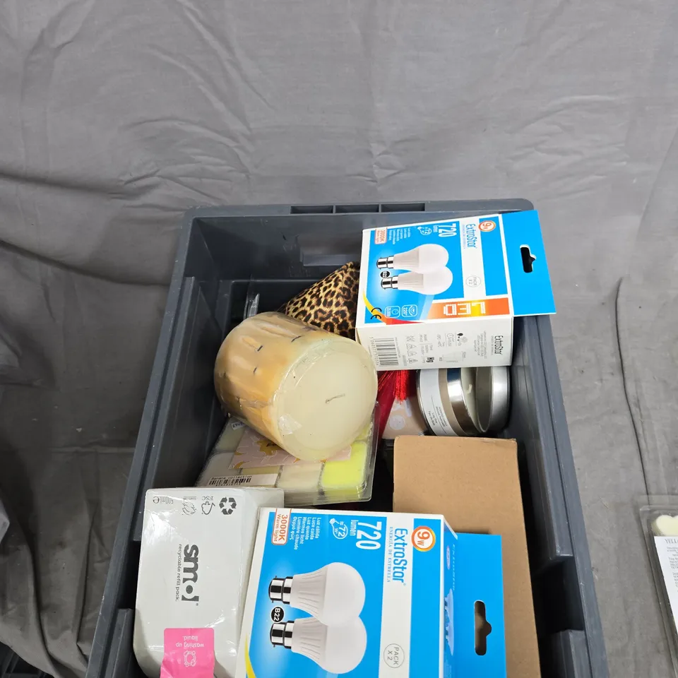 TOTE OF APPROXIMATELY 15 ASSORTED ITEMS TO INCLUDE: 2X WAX MELTS