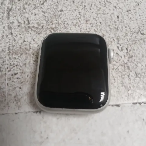 APPLE SERIES 6 SMARTWATCH WITH SQUARE DISPLAY, SILVER CASE & BLACK SCREEN